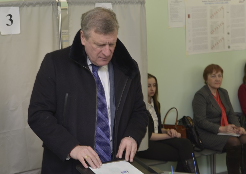 Губернатор Игорь Васильев голосует за одного из кандидатов в президенты